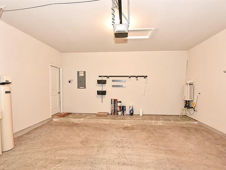 241 Serpens St — Photo 15