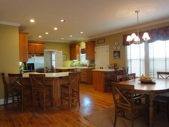 Spacious gourmet kitchen