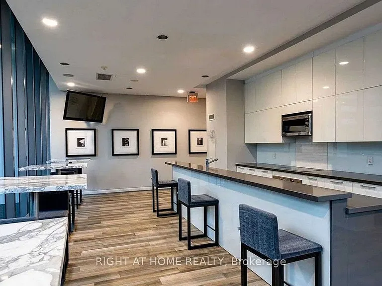 33 Charles St E #2903 — Photo 32