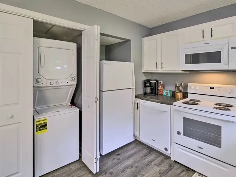 306 Emerald Dr — Photo 7