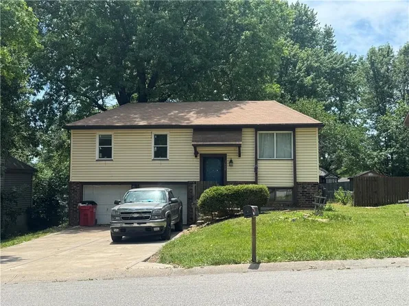 2600 NW Kingsridge Dr, Blue Springs, MO 64015