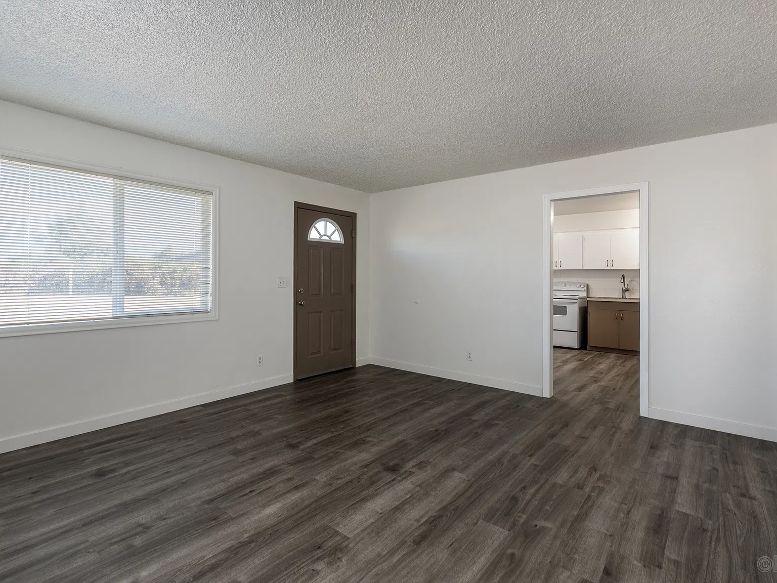 2 bed, 870 sqft, $1,635 — Photo 3