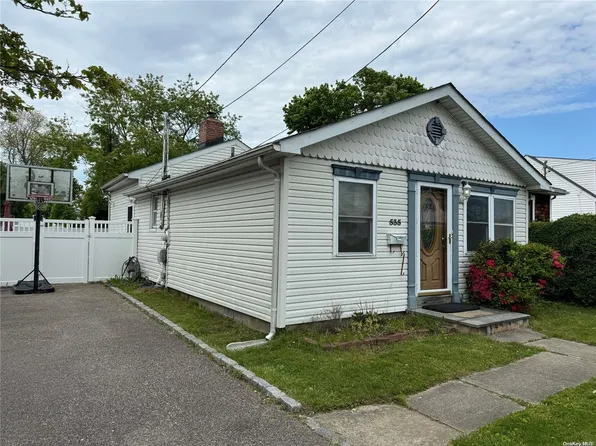 535 Outlook Avenue, West Babylon, NY 11704