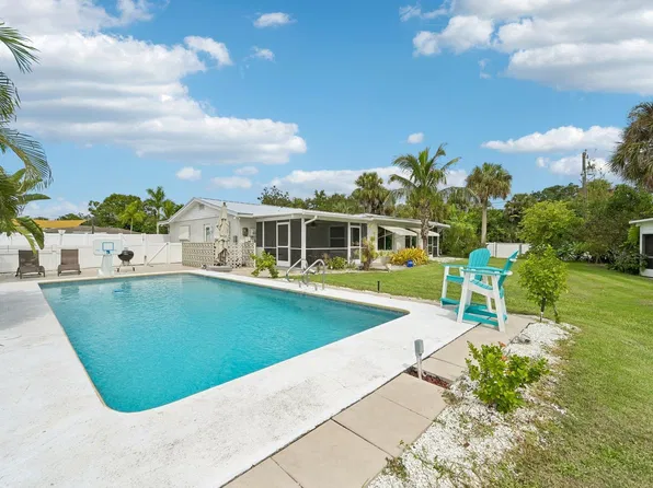 631 Coral Dr, Nokomis, FL 34275
