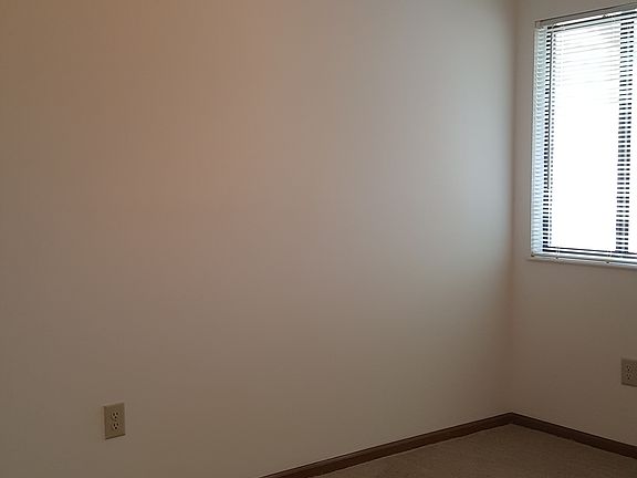 4th image of 302 Amherst Bnd