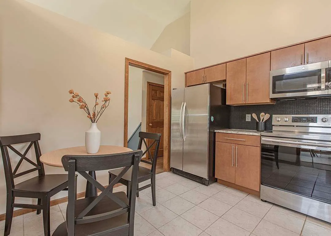 4 bed, 2.5 bath, 1700 sqft, $4,000 — Photo 3
