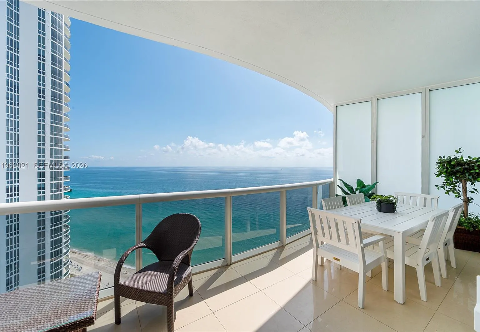 Tdr Tower Ii Condo — Photo 1