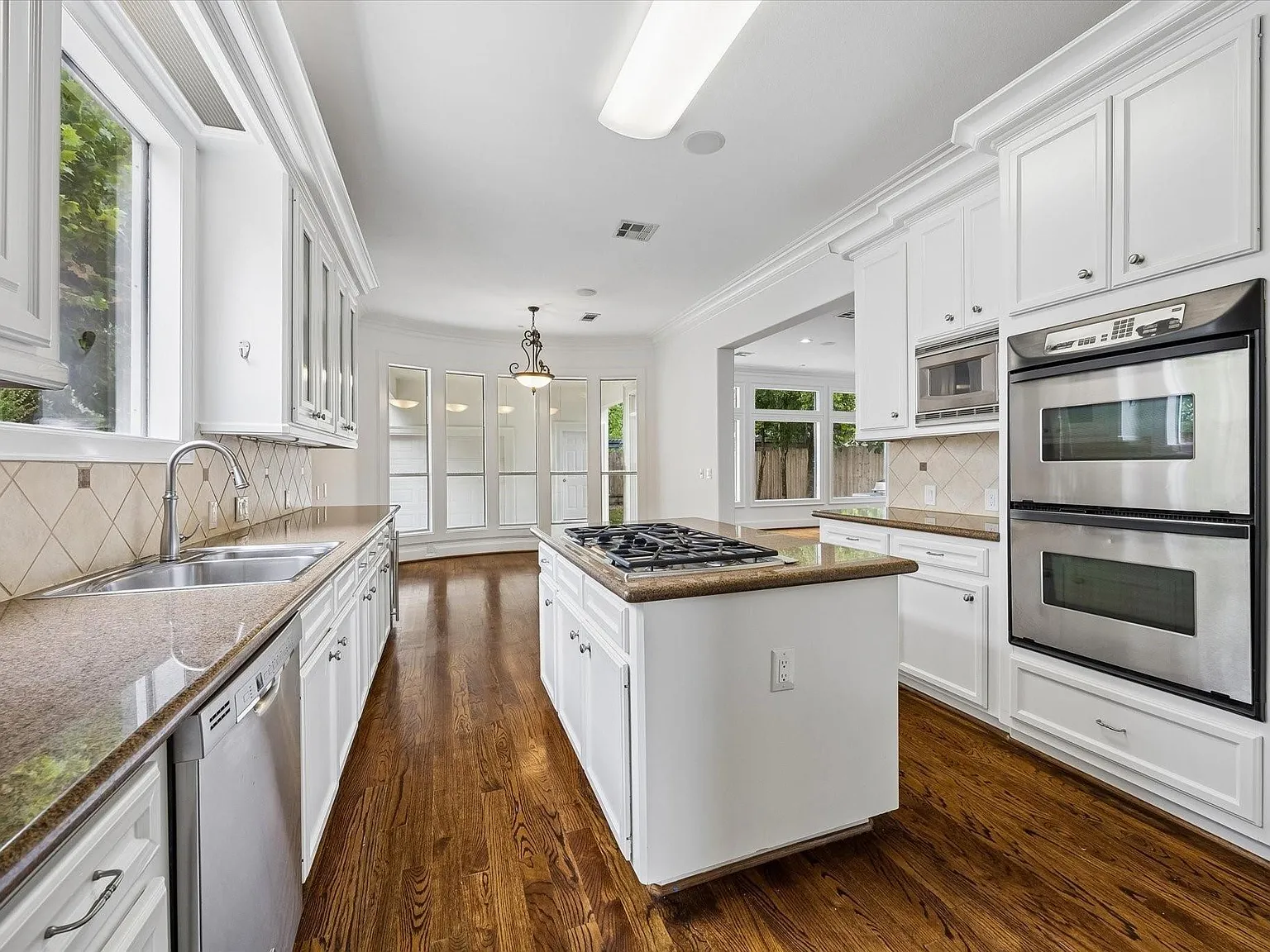 4 bed, 4.5 bath, 4721 sqft, $9,000 — Photo 3