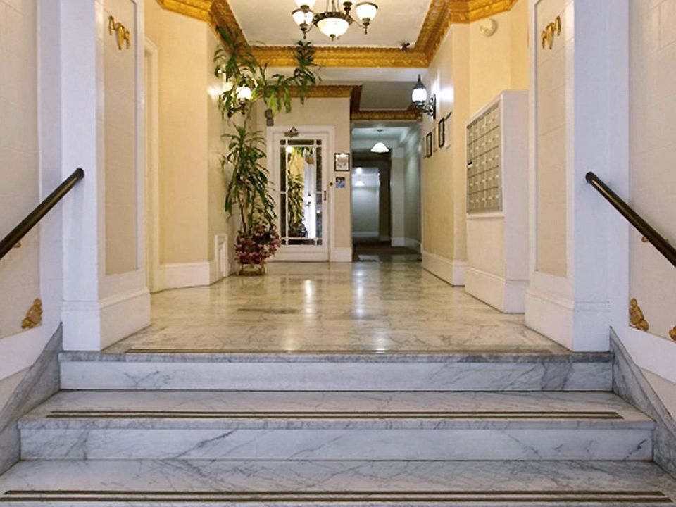 Main entrance door of the apartment building at 535 Leavenworth St, San Francisco, CA 94109, United States