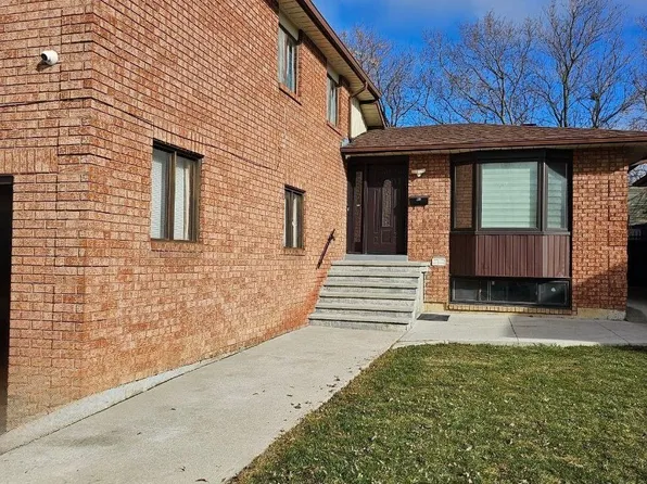 61 Hull St, Mississauga, ON L4T 1C9