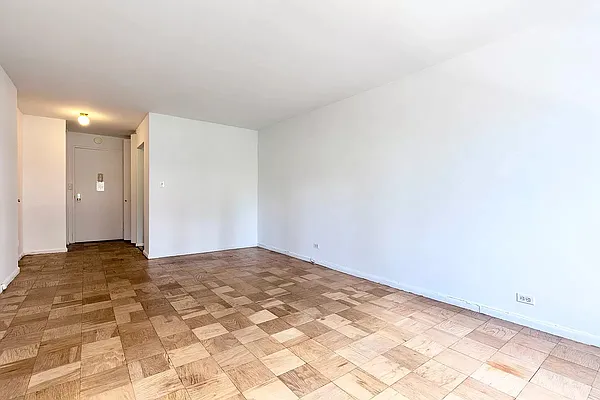 Rented by Manhattan Realty Group | media 3