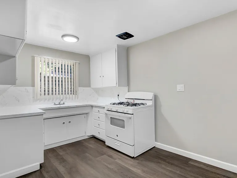 Potomac Apartments — Photo 17
