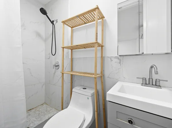 827 Putnam Avenue image 10 of 12