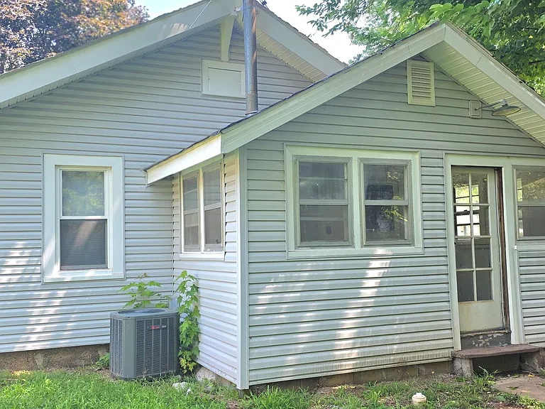 2106 W Walnut St — Photo 7