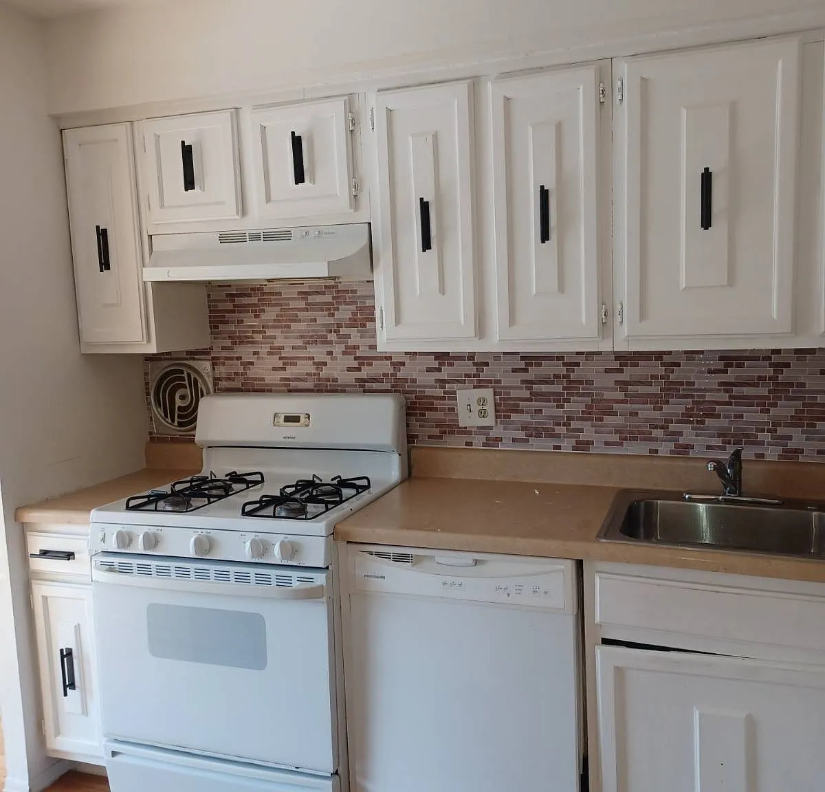 2 bed, 2.0 bath, 9750 sqft, $2,600 — Photo 2