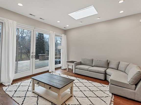 4th image of 210 Park Ln