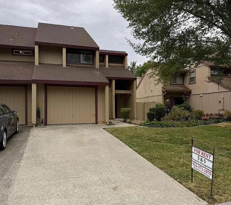 2526 Lagoon Ln