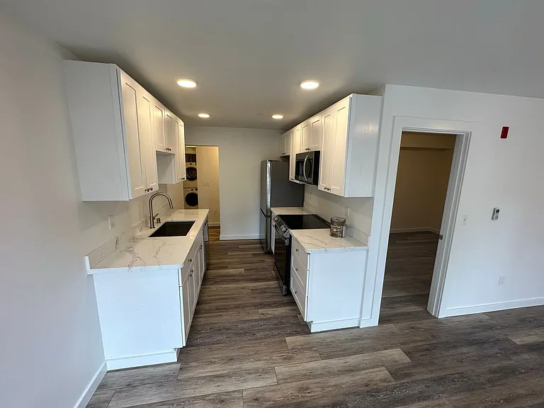 744 Belmont Pl E — Photo 17