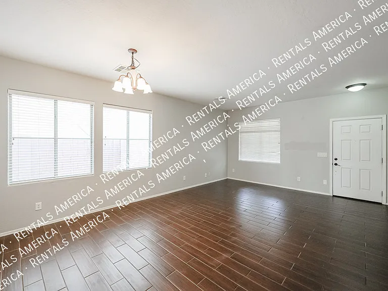 4563 E Oxford Ln — Photo 7