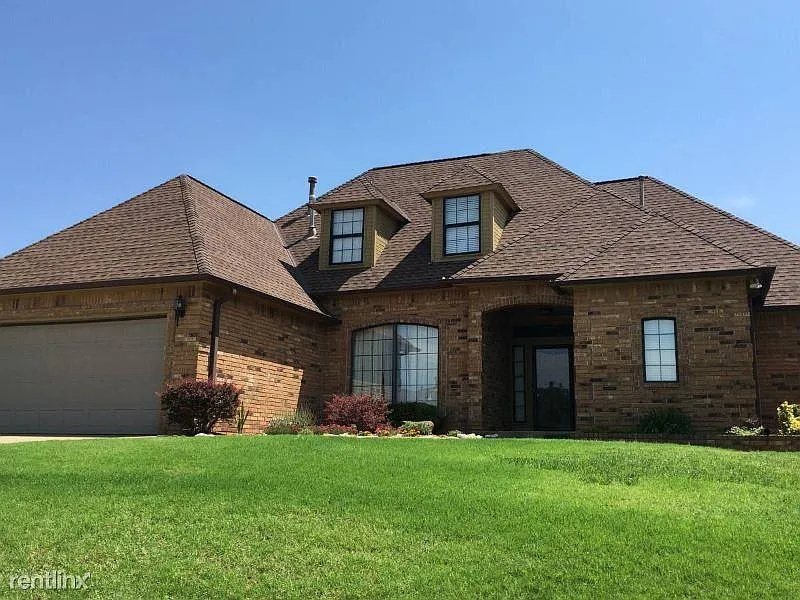 4 bed, 2.5 bath, 2250 sqft, $2,095 — Photo 1