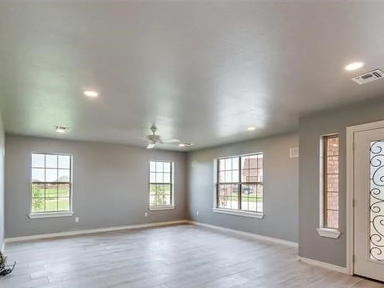 640 SW Dani Ann Ln — Photo 5