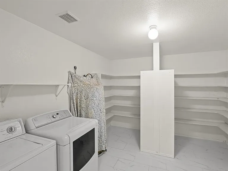2411 Lavendale Ct — Photo 10