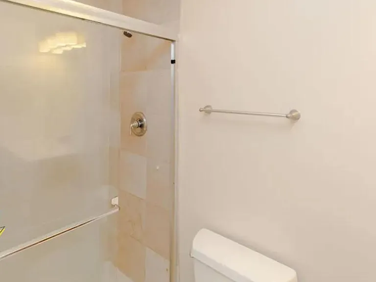 Remodeled Wrigleyville Apts! — Photo 11