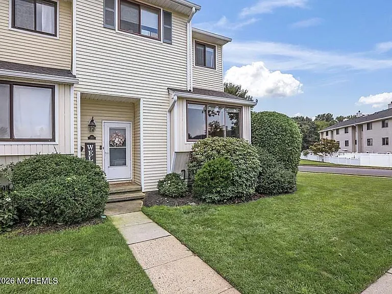 211 Clubhouse Dr — Photo 2