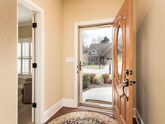 2nd image of 949 Bishop Knoll Ln
