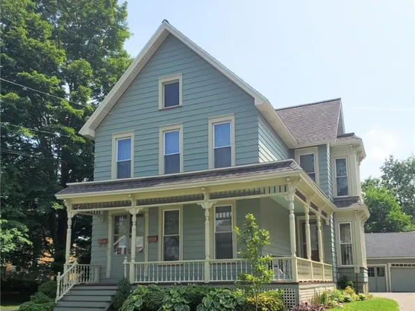 15 Cleveland Ave, Fredonia, NY 14063