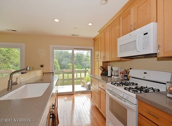 4th image of 29W381 Emerald Green Dr Unit F