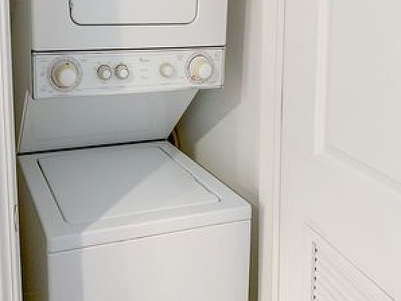5th image of 847 W Cornelia Ave APT 3S