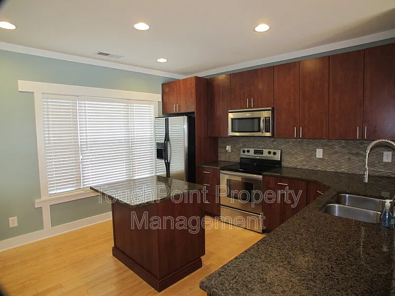 3 bed, 2.5 bath, 1641 sqft, $2,225 — Photo 3