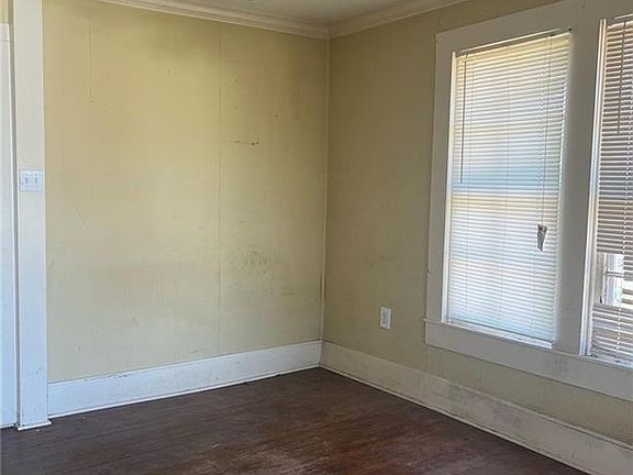 3rd image of 404 W Avenue F