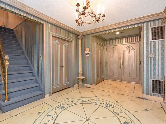 4th image of 30 Hemlock Dr