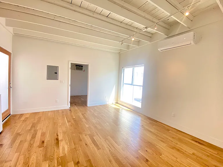 4512 Willowbrook Ave #4512.5 — Photo 2