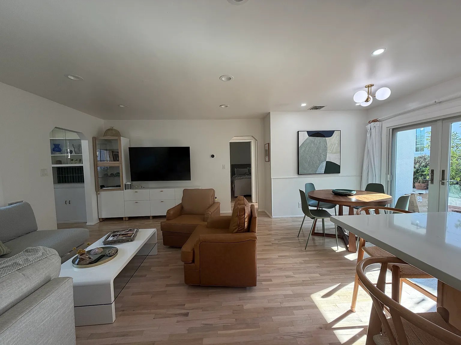 3 bed, 1.5 bath, 1050 sqft, $6,750 — Photo 3