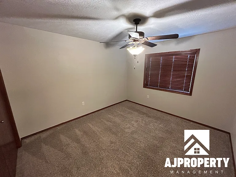 1040 N Main Ave #B — Photo 9