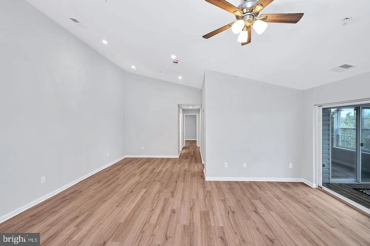 2 bed, 2.0 bath, 1051 sqft, $2,100 — Photo 3