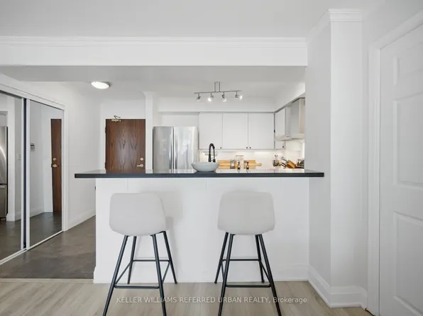 190 Manitoba St #707, Toronto, ON M8Y 3Y8