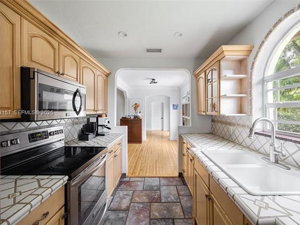 1st image of 1015 SW 44th Ave #1015