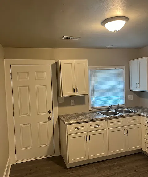 1300 Phelps Ave — Photo 8