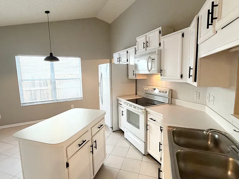 14174 Hampton Falls Dr N — Photo 40