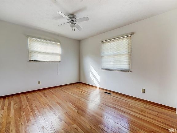 5th image of 832 Twin Oaks Dr