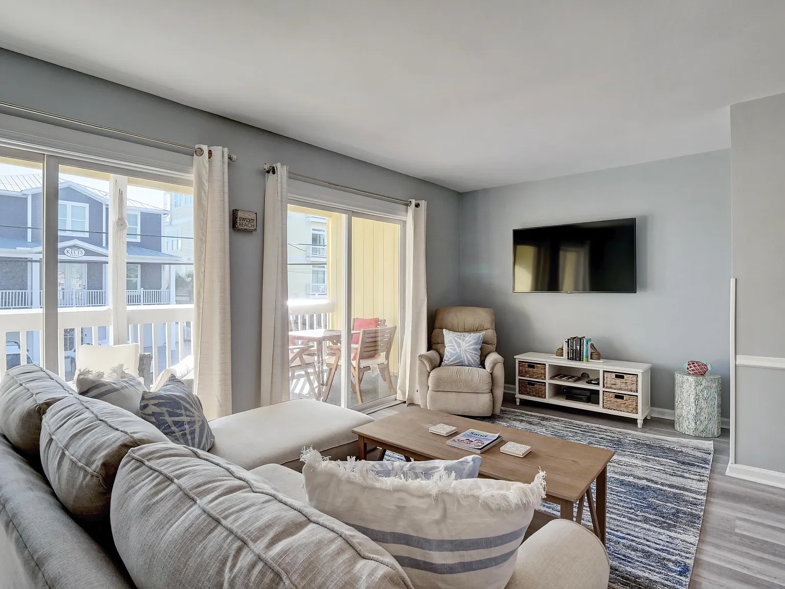 2 bed, 2.0 bath, $1,800 — Photo 2