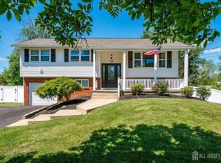 25 Yorktowne Dr, Manalapan, NJ 07726