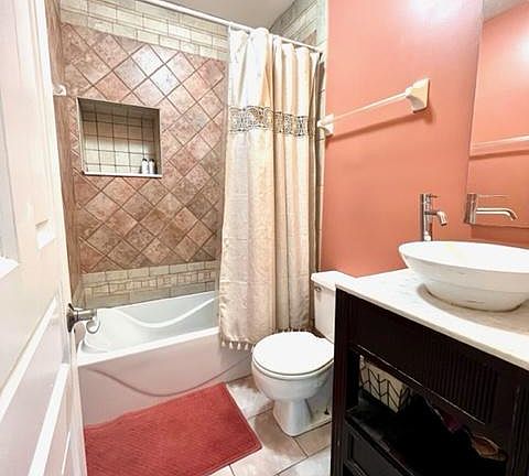 2nd image of 2726 W Lunt Ave APT 2E