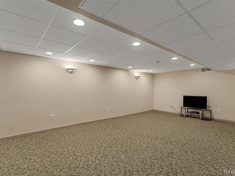 47105 Liberty Bell Rd E — Photo 35