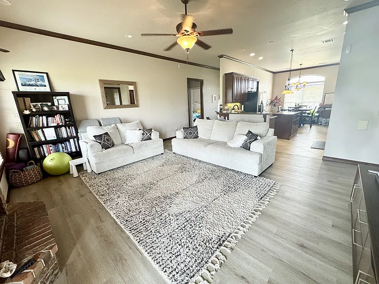 708 Cougar Ln — Photo 6