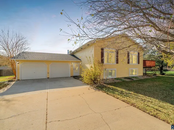 409 E 7th St, Crooks, SD 57020